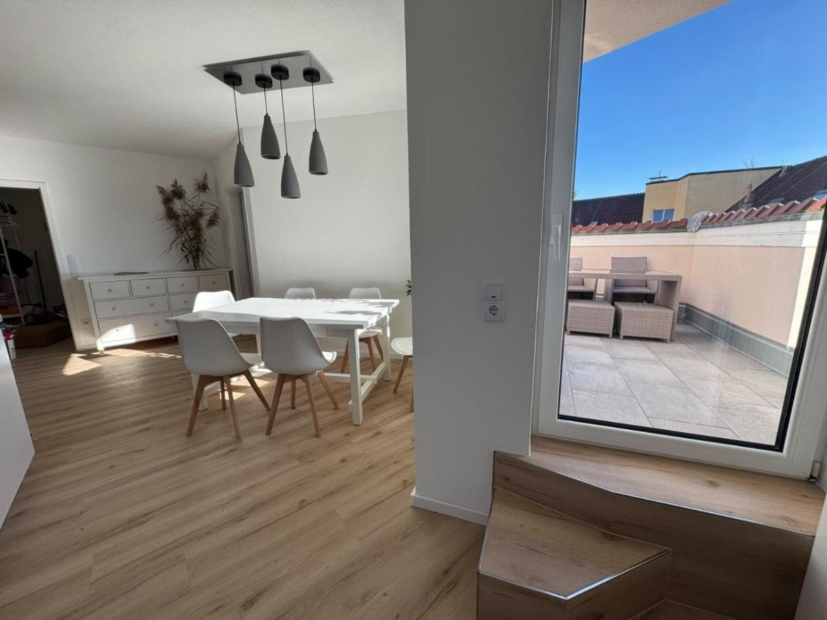 Dining table with access to the terrace